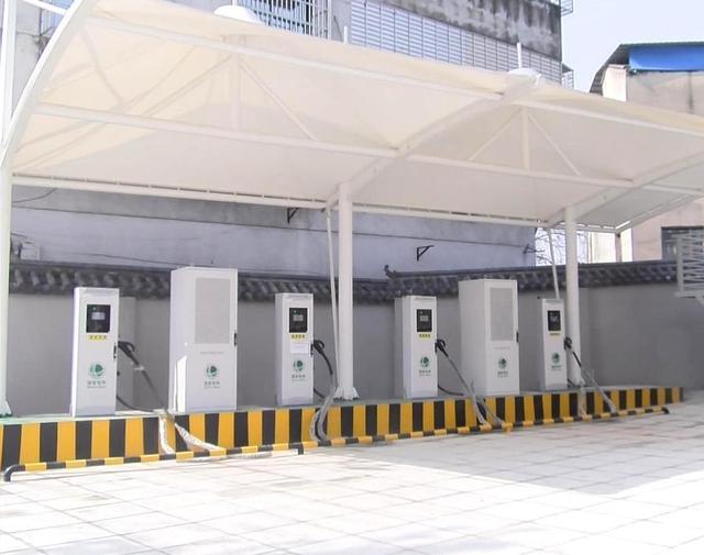 國(guó)網(wǎng)通城縣供電公司 建設(shè)汽車充電站，助力綠色出行