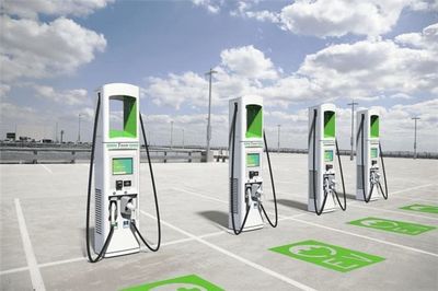 溫室庇護不停，新能源汽車購買、使用環節會更便利 新能源電動汽車充電站的建設